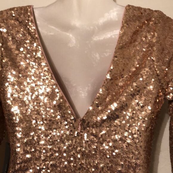 Lulus sequined dress Size Small gold 3/4 sleeve bodycon V back‎ lined party - Picture 7 of 7